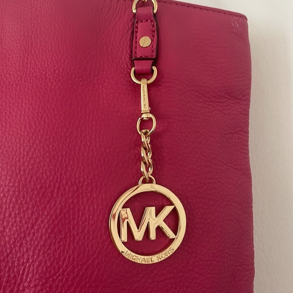 MK Leather hot pink shoulder bag with gold chain and accessory - Picture 2 of 6